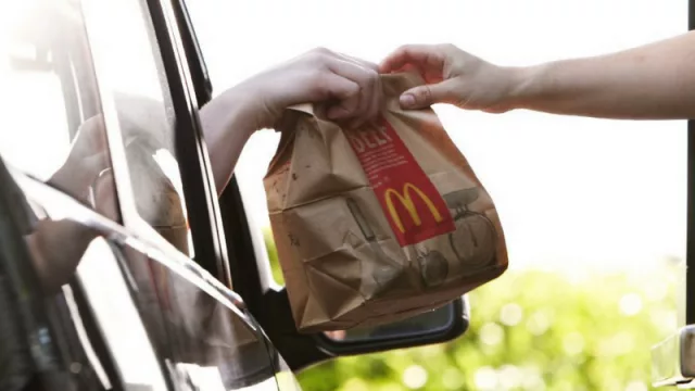Tu hamburguesa McDonald's desde el auto (¡en cinco minutos!) será posible en Tucumán