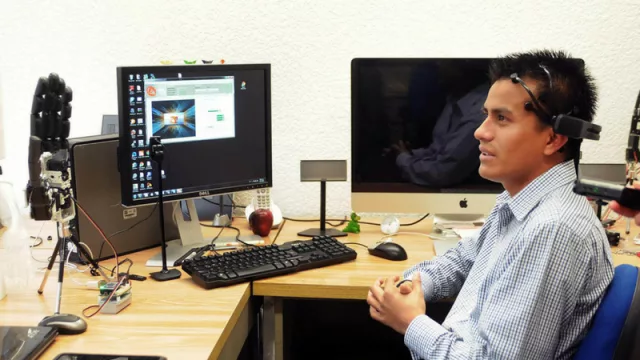 Una empresa tucumana y un sistema para prender luces y electrodomésticos con la mente