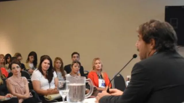 A sala llena, Ricky Sarkany brindó una conferencia para emprendedores chaqueños