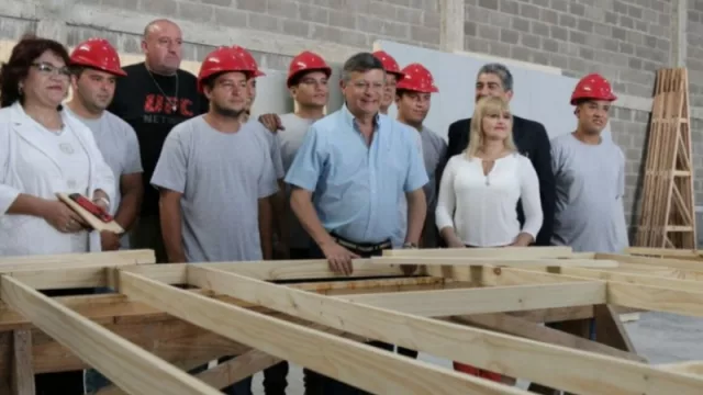 En el día del trabajador, Peppo inauguró una empresa en Barranqueras y firmó un convenio de promoción industrial