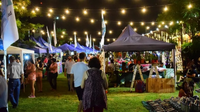 Exitosa Feria de emprendedores locales frente a Plaza de la Madre en Clorinda