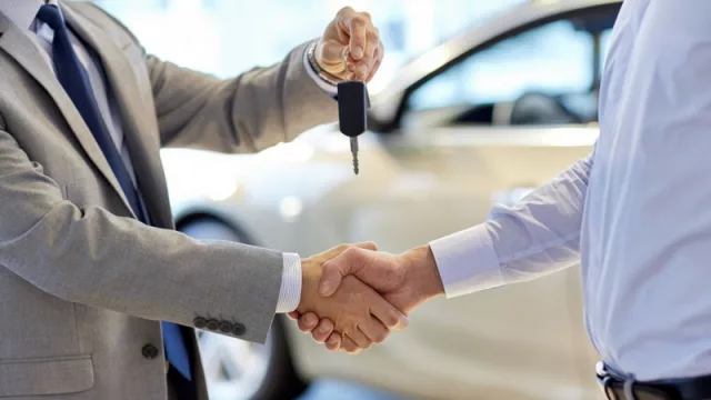 La venta de motos y autos sigue “pum para arriba” (pero ojo: concesionarios están “ahogados”)