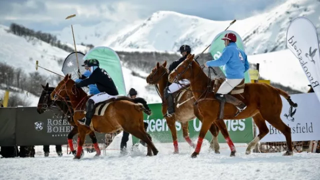 Se juega la Copa “Snow Polo Cerro Bayo” (competencia en la altura)