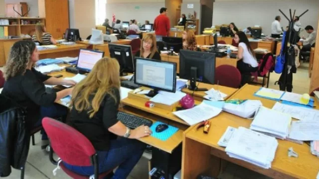 Convocan a empleados públicos para asesorar a la ciudadanía