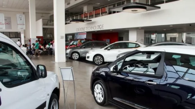 El gobierno reduciría impuestos a los autos