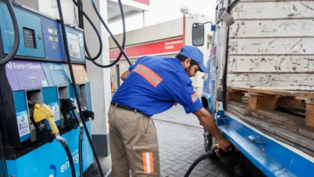 ¿Cuánto del salario se gasta en combustible?