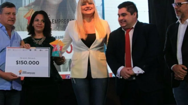 María Gisela Insaurralde y Juan Pablo Seri fueron los flamantes ganadores del Premio al Joven Empresario del Chaco