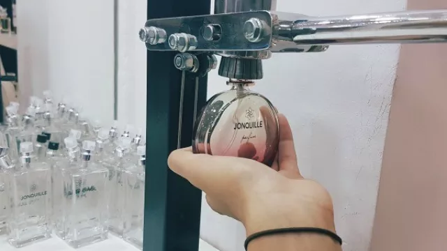Llega Jonquille Parfum a Resistencia con una experiencia que va a dar que hablar (¿alguna vez envasaron tu perfume en vivo?)