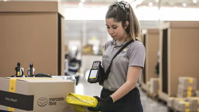 Trabajar en Mercado Libre: cómo es el centro donde se preparan los paquetes y que paga sueldos de entrada de $ 180.000