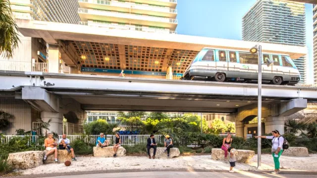 Miami estrena The Underline, un parque bajo las vías del Metrorail
