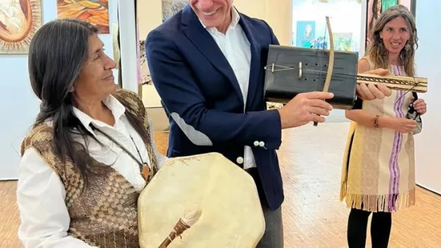 El embajador argentino en Francia, destacó la presencia de delegación chaqueña en el Louvre