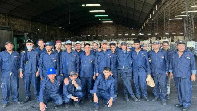 Empresa exportadora chaqueña con uniformes de producción local (cambiaron la grafa por el jean)