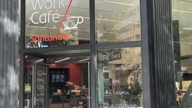 ¿Ahora podés usar el teléfono en el banco? Llega el primer Work Café Banco (de la mano de Banco Santander)