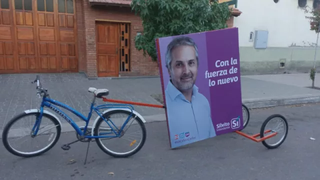 La vía pública continúa siendo el foco político: llega cartelería móvil, una innovación en campaña política