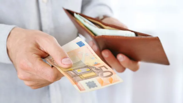 En 2022 el salario mínimo en España se situó en 1.167 euros (aumentando un 65% desde 2016)