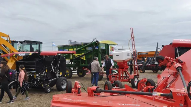 AG Componentes y Maquinarias Agrícolas presente en Agronea 2023 (mostrará remolques, pulverizadoras, cabezales maiceros, y más)