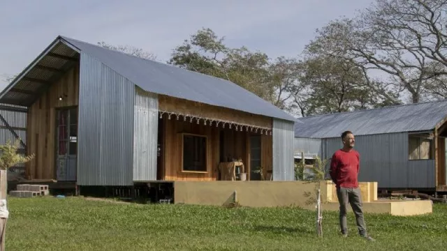 Como Bob El Constructor: con sus propias manos construye su vivienda utilizando materiales amigables con el ambiente
