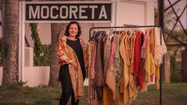 Artesana textil atraviesa fronteras con sus tintes y técnicas únicas (con productos 100% naturales)