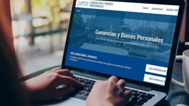 Ganancias: con el nuevo piso, cambia el trámite para pedir la devolución del 35% sobre compras en dólares