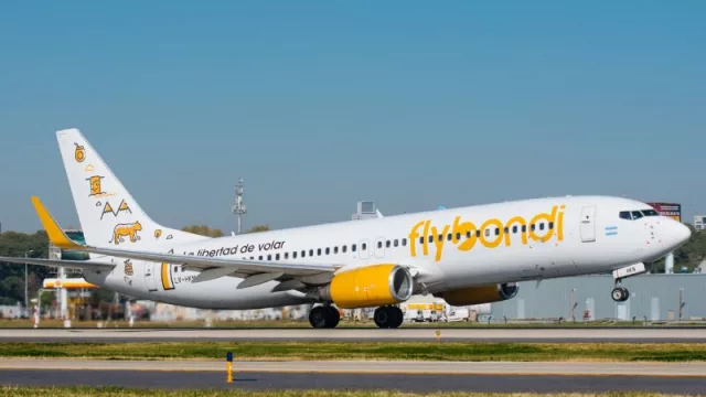 Cielos abiertos pero cepo cerrado: Flybondi cancela vuelos porque no puede girar dólares al exterior