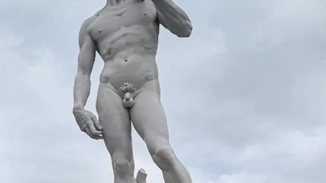 A los pies del David, se presenta la Bienal 2024