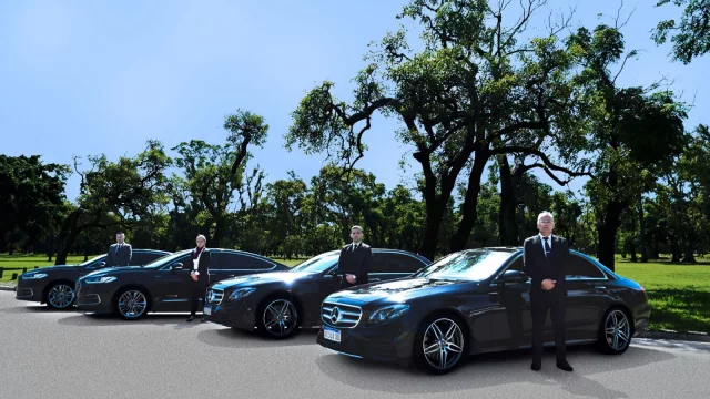 Empezó con un coche fúnebre y ahora traslada a empresarios top, embajadores y reyes