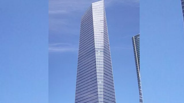 Los hogares españoles acumulan papel suficiente para superar 32.000 veces la altura de la Torre de Cristal