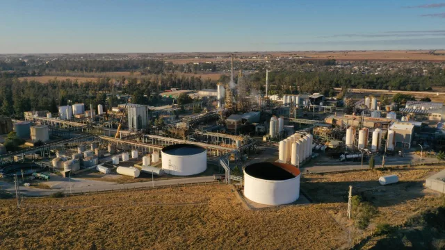 Una de las mayores petroquímicas de la Argentina para su planta y dispensa a todos sus empleados