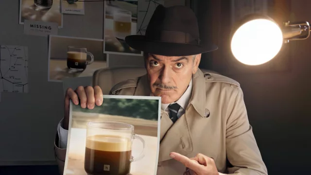 George Clooney se calza el traje de detective en el nuevo spot de Nespresso (junto a Eva Longoria, Camille Cottin y Kim Go Eun)