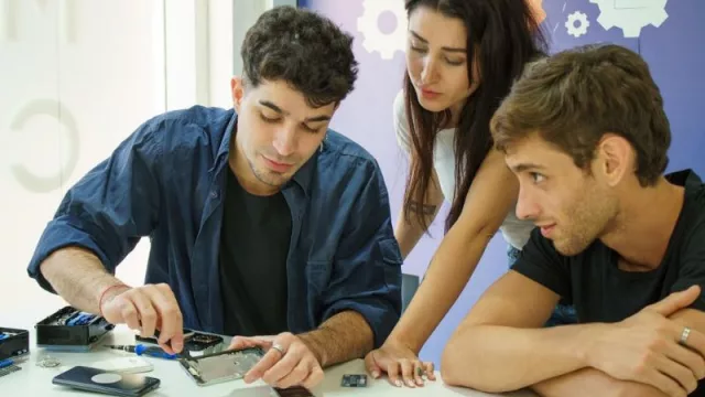 El autoempleo y los oficios están creciendo, y Eddis Educativa, con su modelo de franquicias, ofrece los cursos que responden a esta demanda