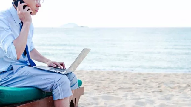 6 de cada 10 catalanes responde llamadas, mensajes o correos durante las vacaciones