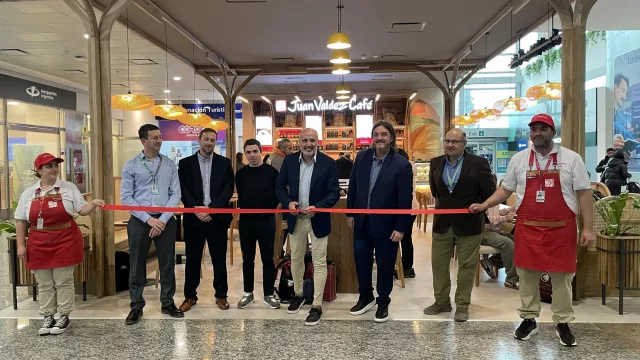 Juan Valdez aterriza en Córdoba: primer local “doble” en el Aeropuerto Taravella (en el hall de arribos y preembarque)
