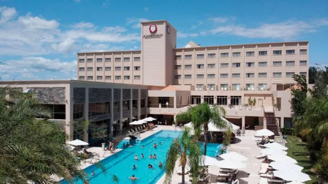 El Gran Amerian Carlos V impulsa la temporada festiva en Termas de Río Hondo (turismo, servicios premium y mayor actividad económica)