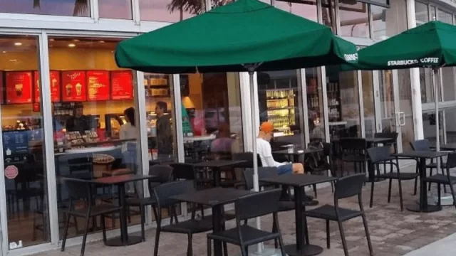 Starbucks cierra 400 locales en USA (no está en problema, está matando a su propio monstruo)