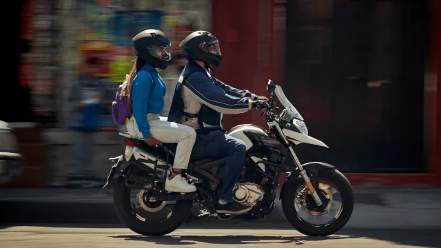 Cooperativa de motomandados impulsa un servicio de mototaxi (para ampliar la movilidad urbana y generar empleo local)