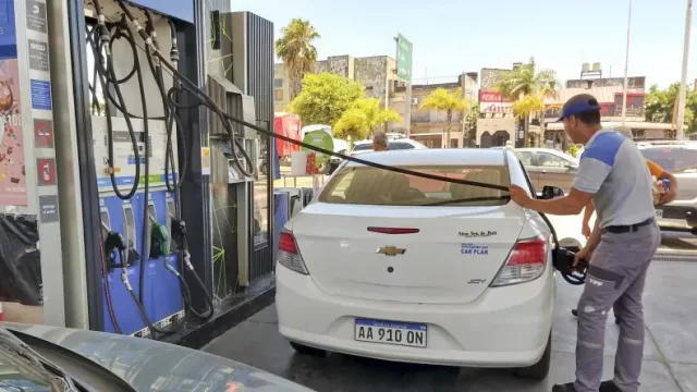 Combustibles bajo presión: incertidumbre sobre precios impacta en costos y consumo (efecto en pymes y transporte)