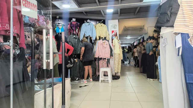 El "fast fashion" complica al comercio: el fenómeno de los "mayoristas" que revolucionan el centro con precios locos