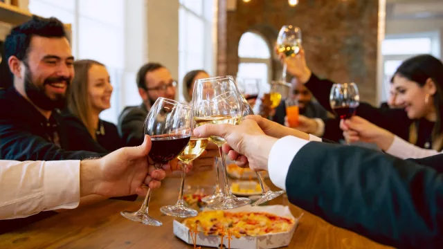 Los españoles gastarán 32,50 euros de media en restaurantes del 1 al 3 de mayo, un 3% más que el año pasado.