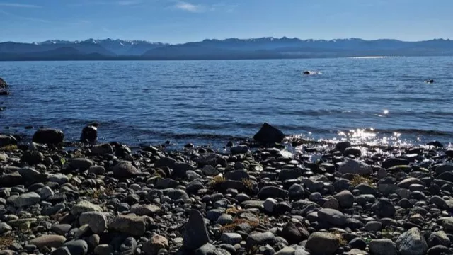 Dormir frente al Nahuel Huapi sin camping: viajar sin reservas y qué implica realmente