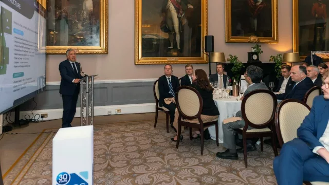 Cornejo presentó en Londres el potencial de Mendoza y destacó el avance de las energías renovables