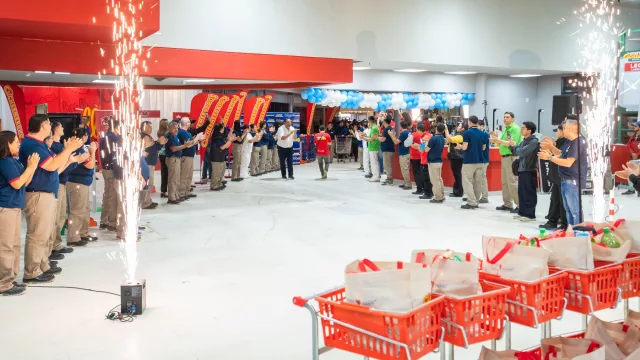 Miles de personas acompañaron la apertura de Hiper Cuchermercados (reapertura de un espacio emblemático en Resistencia)