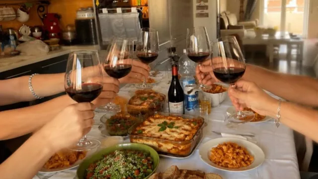 Cuando una mesa compartida vale más que cualquier destino (la lección que llegó en un almuerzo familiar en Italia)