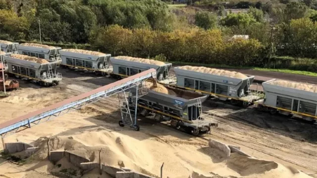 Peajes y bitrenes reconfiguran la logística de la arena para el crecimiento de Vaca Muerta