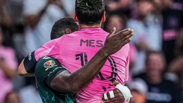 El emotivo regreso de Messi: abrazo en el campo, cánticos en el estadio, y amor en todo el mundo