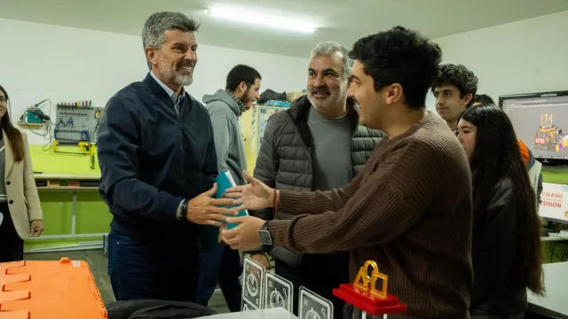 Ulpiano Suarez visitó el Instituto Tomás Alva Edison para reconocer el logro internacional del equipo Shadowfox