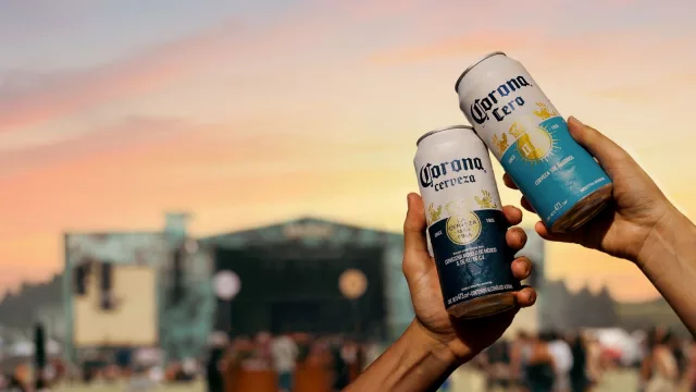 Corona usó la luz del sol sobre el Obelisco para revelar el lineup de Lollapalooza 2027
